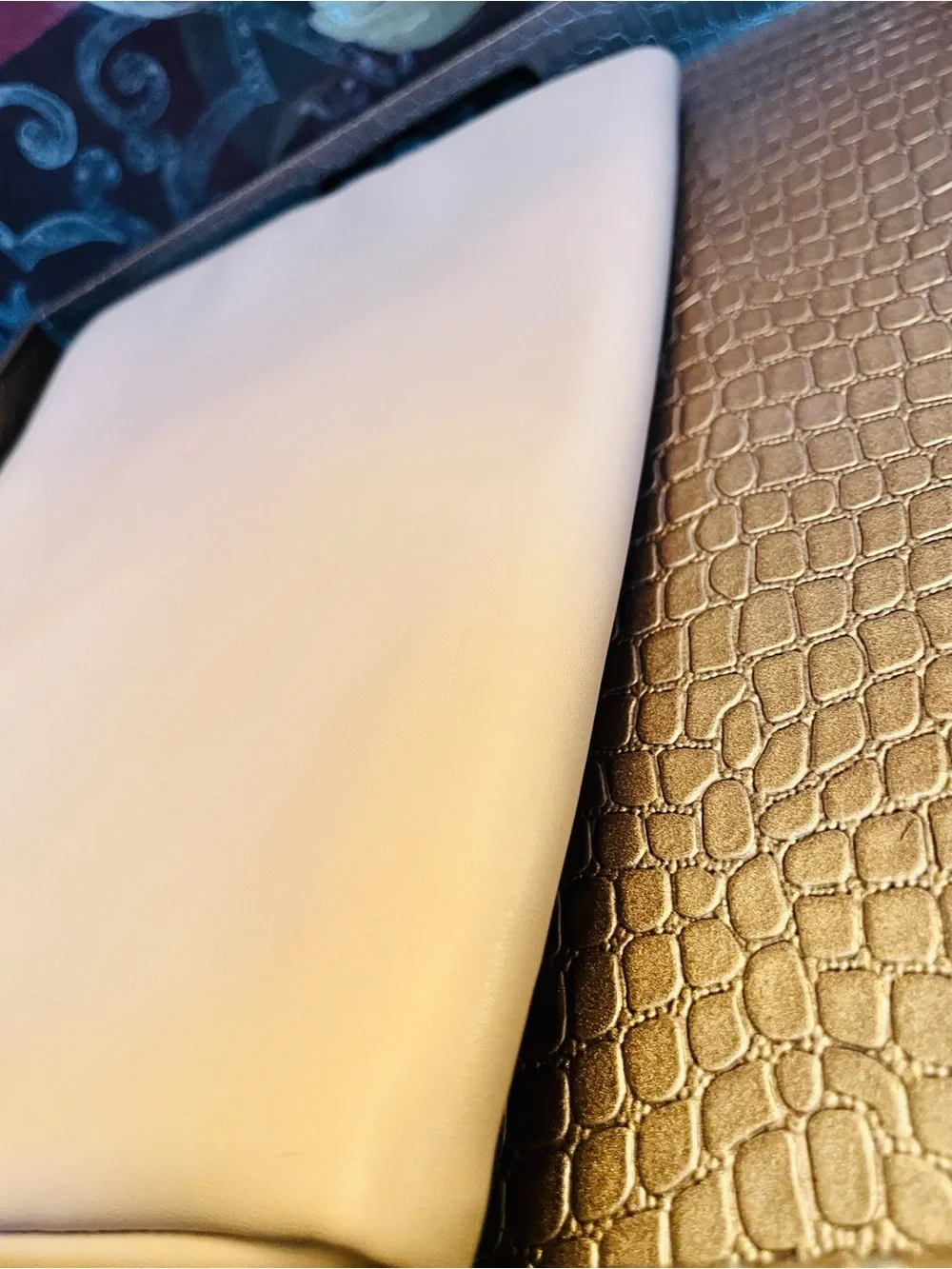 Nicole Miller New York Cream iPad Case w/Gold Brand Logo & Padded Interior EUC